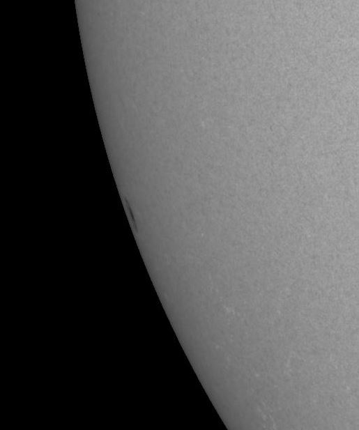 NewSpot_SELimb_SDOHMIc_Greyscale_15.55.13UT_10-17-21.JPG