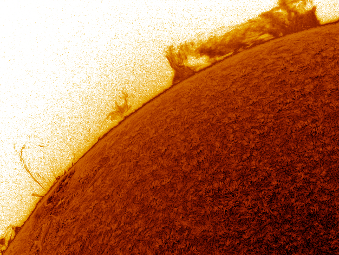 histm_2024-05-02-1504_1-U-SunHAlpha-H_A_Sun_90mm_Exposure=.4ms_Gain=307_pipp_lapl5_ap10207_conv_aligned_out.jpg